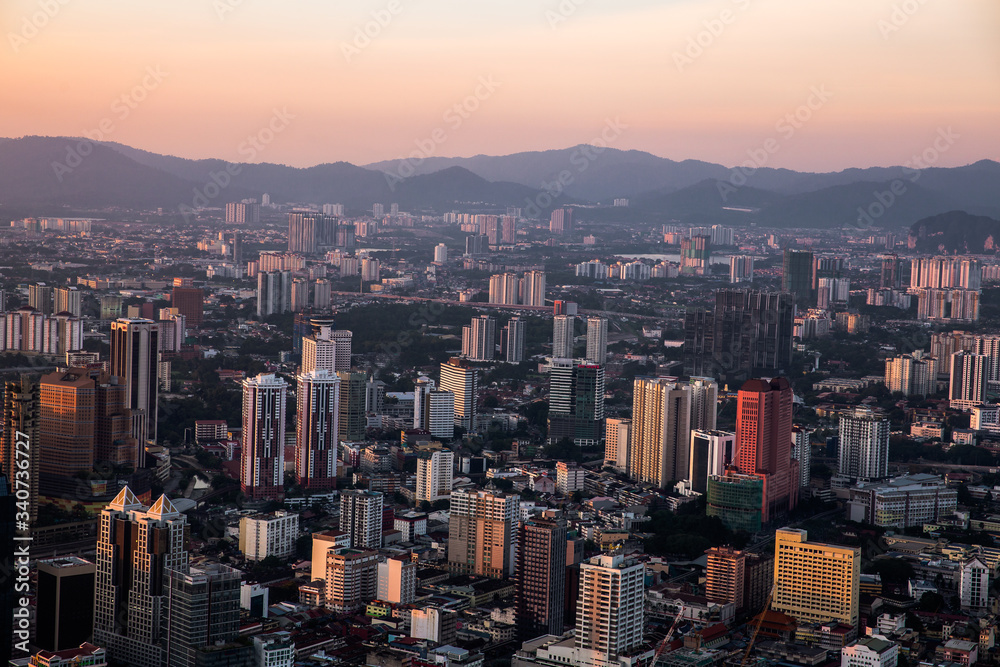 Fototapeta premium The sunset over the town
