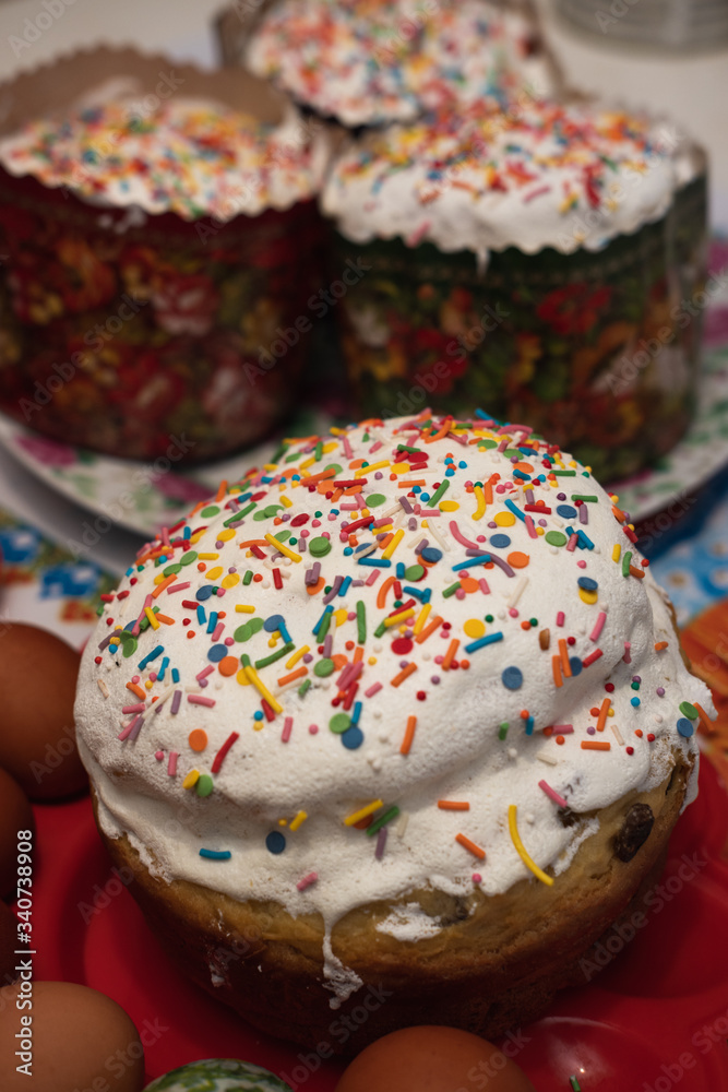 Easter cakes, Easter cake, cake with raisins and colored glaze Easter cakes, Easter cake, cake with raisins and colored glaze