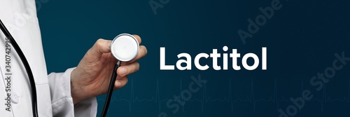 Lactitol. Arzt im Kittel hält Stethoskop. Das Wort Lactitol steht daneben. Symbol für Medizin, Krankheit, Gesundheit photo