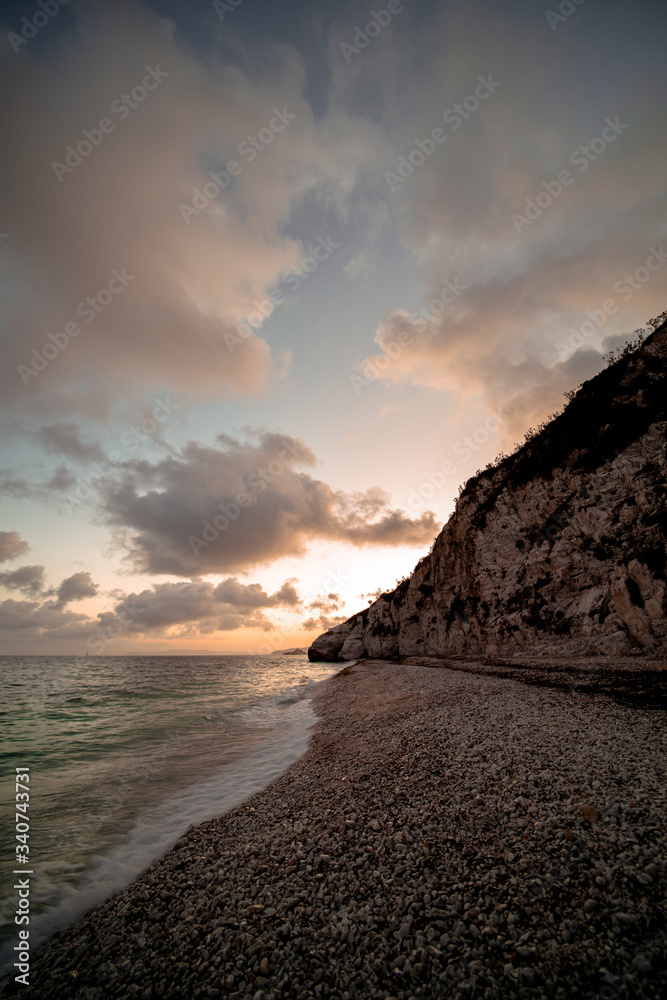 alba vista dalla spiaggia di capo bianco isola d'elba