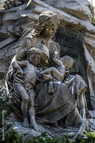 Estatua de mujer con sus dos hijos en brazos
