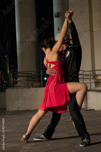 Fotografie pareja bailando tango en la calle en buenos aires