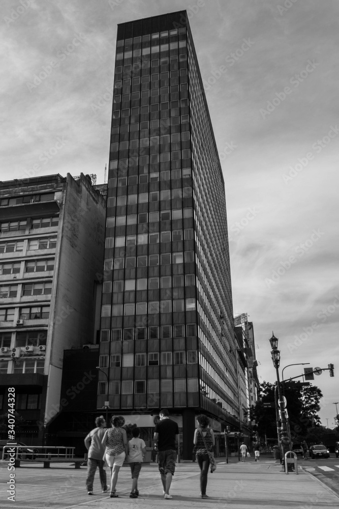 Gran edificio y gente paseando