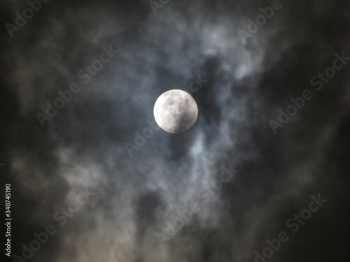 Luna en noche sombría