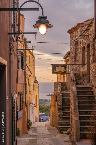 vie del paese di capoliveri isola d'elba