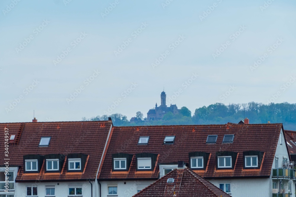 Fototapeta premium Wohnsiedlung vor Burgberg Bamberg