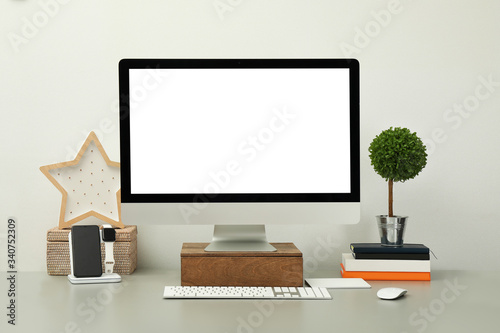 Cuadro en lienzo Modern workplace with computer, charging devices and decor elements