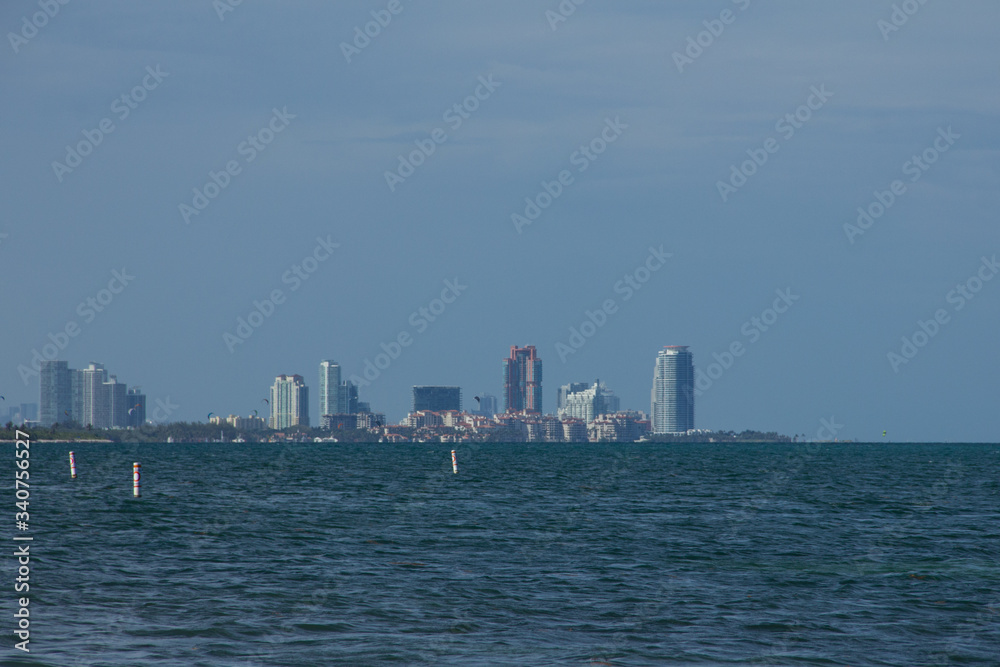 Vista de la ciudad con edificios altos desde el mar