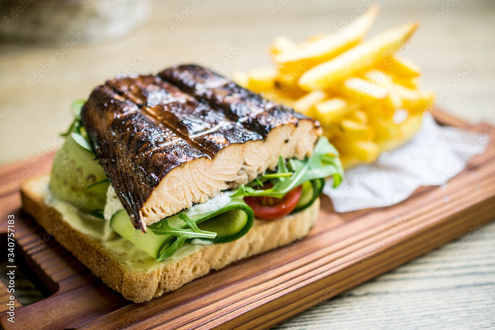 Grilled fish sandwich with cucumbers, tomatoes Grilled fish sandwich with cucumbers, tomatoes