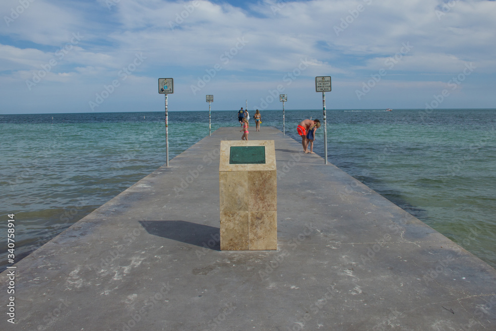 Muelle de concreto en South Beach, Key West. Stock Photo Adobe Stock