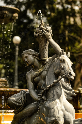 Detalhe da escultura, fonte da praça de Pelotas