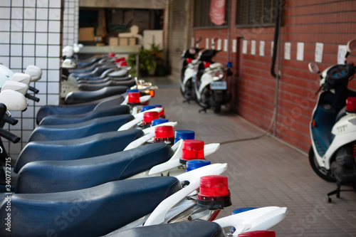 警察のパトロール用オートバイの列