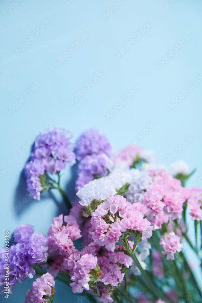 紫のスターチス(リモニウム・ハナハマサジ)の花束の写真-縦長