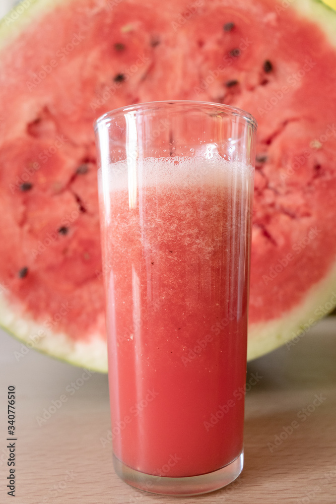 El rico sabor de una sandía y un jugo de sandía. No tiene precio este jugo natural. El rico sabor de una sandía y un jugo de sandía. No tiene precio este jugo natural.
