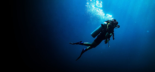 Crédence de cuisine Sport Plongeuse sous-marine eaux bleues profondes  © Adrien