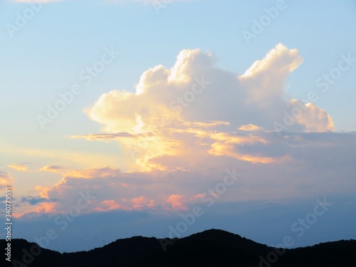 日本の田舎の風景 6月 初夏の夕暮れの雲
