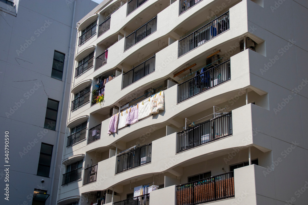 Fototapeta premium 晴れた日のマンションのある風景
