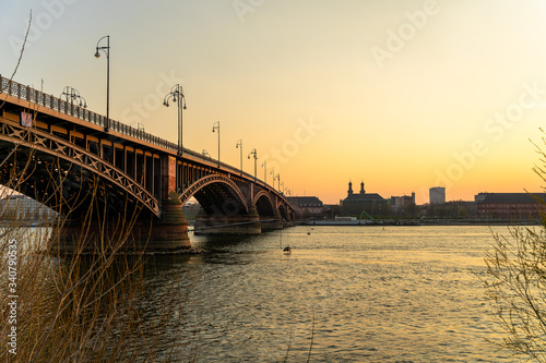 Fototapeta Naklejka Na Ścianę i Meble -  Die Theodor-Heuss-Brücke ragt im Sonnenuntergang in die mainzer Skyline