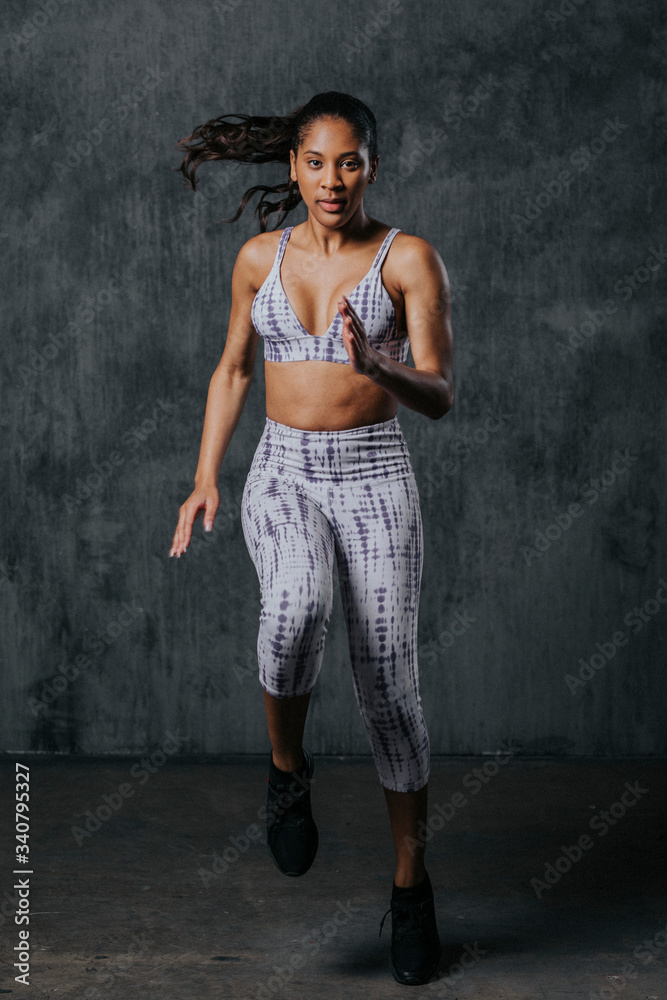 Fototapeta premium Fit woman doing cardio