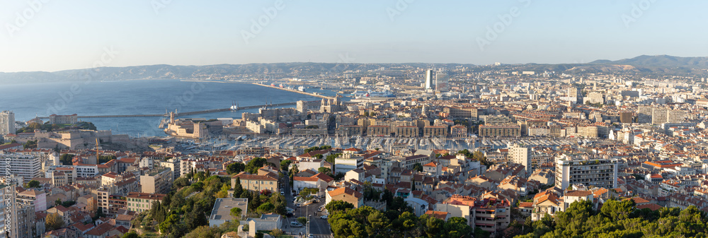 Vue panoramique de Marseille depuis Notre-Dame de la Garde