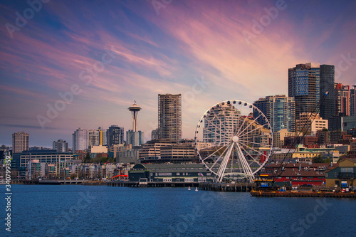 Obraz na plátne 2020-04-18 DOWNTOWN SEATTLE'S WATERFRONT WITH THE SPACE NEEDLE AND GREAT WHEEL