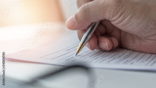 Foto Business application form with applicant filling in company document filing pers