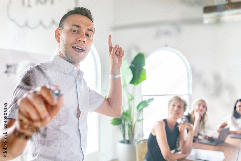 Obraz premium Digital marketers working o a plan