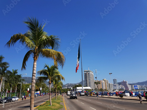 Avenida Costera in Acapulco outside the Papagayo park and the flagpole © Enrique