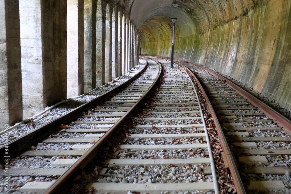 터널 속 철로가 보이는 풍경