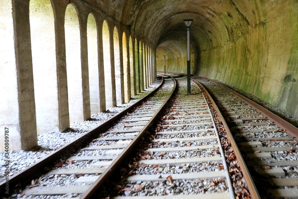 Fototapeta Widok na tory kolejowe w tunelu