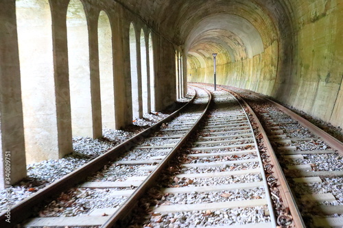 터널 속 철로가 보이는 풍경