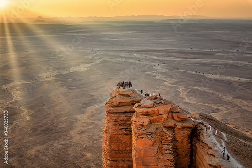 фотографія Edge of the World, a natural landmark and popular tourist destination near Riyadh -Saudi Arabia