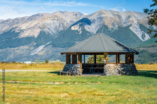 Fotografie Picnic and rest area in a picturesque location in New Zealand south island