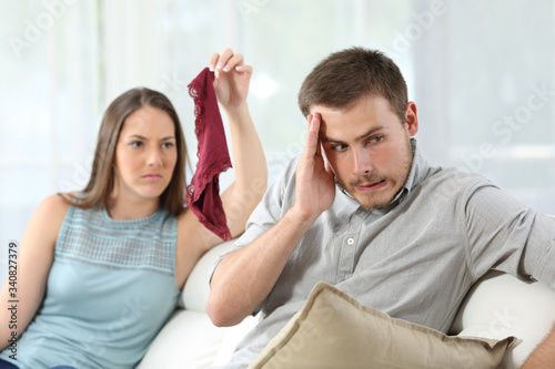 Φωτογραφία Disloyal cheater boyfriend caught by girlfriend