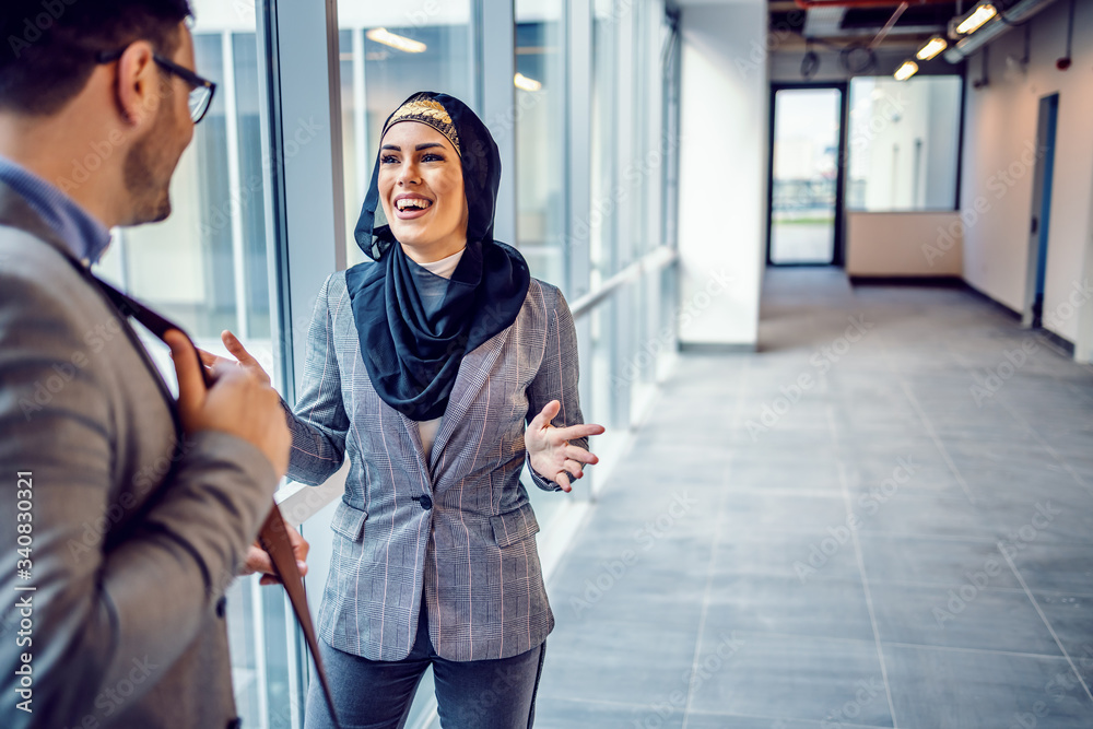 Ταπετσαρία Attractive smiling arab woman talking with real estate agent about building she visiting