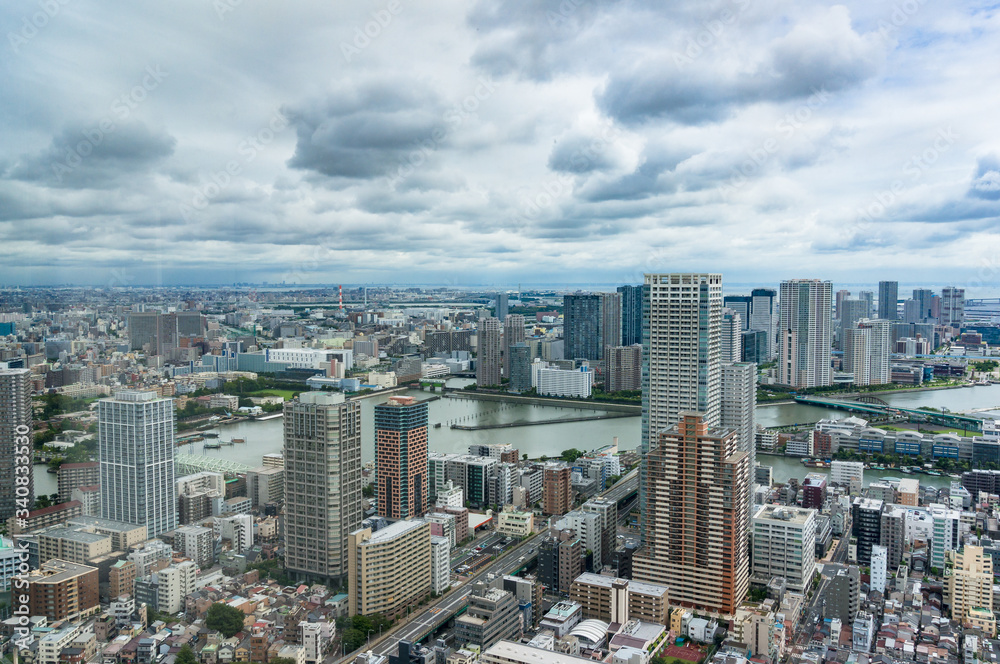 Fototapeta premium Pejzaż dzielnicy biznesowej Tokio z komercyjnymi i mieszkalnymi drapaczami chmur