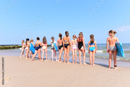Summer camp. wakacje grupy młodzieży na plaży podczas obozu letniego
