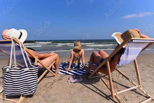 Wakacyjny urlop nad morzem, leżaki ,plaża relaks w wypoczynek na wczasach