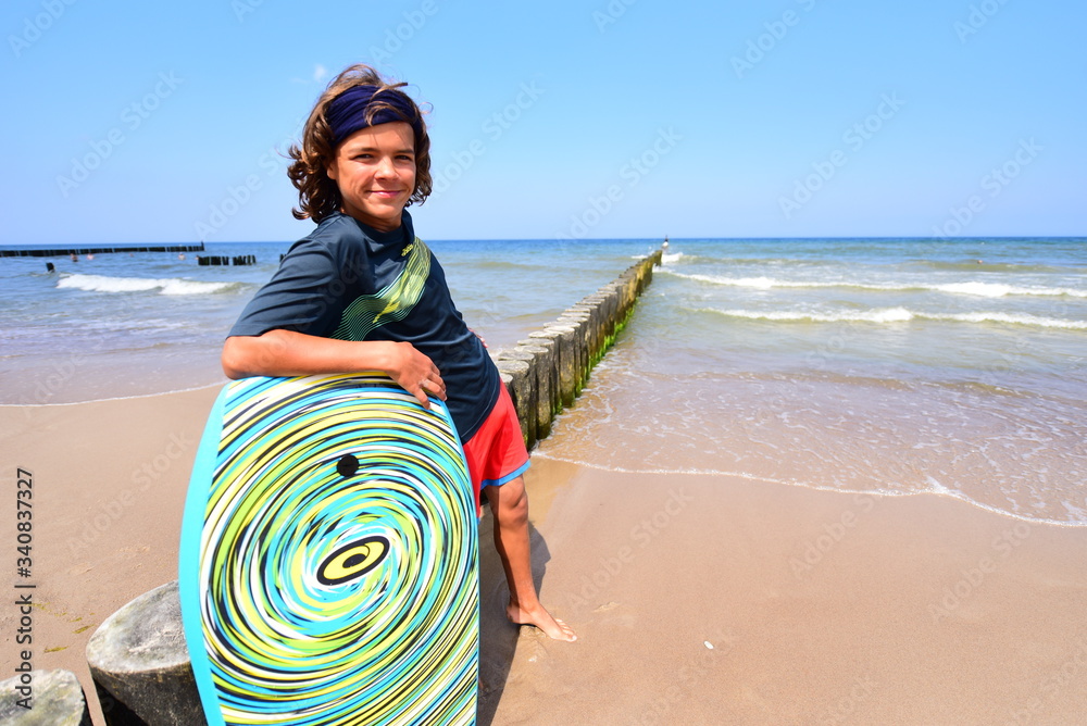 Summer camp.Wakacyjna przygoda z windsurfing na plaży nad morzem na obozie młodzieżowym - obrazy, fototapety, plakaty 