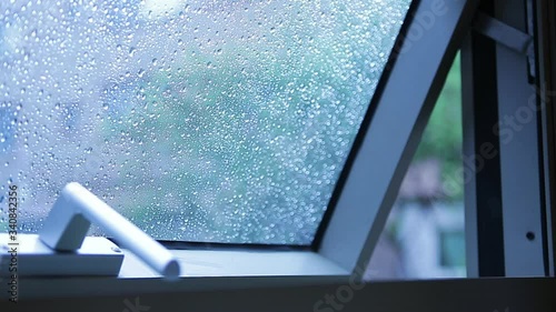 비오는 날 창문