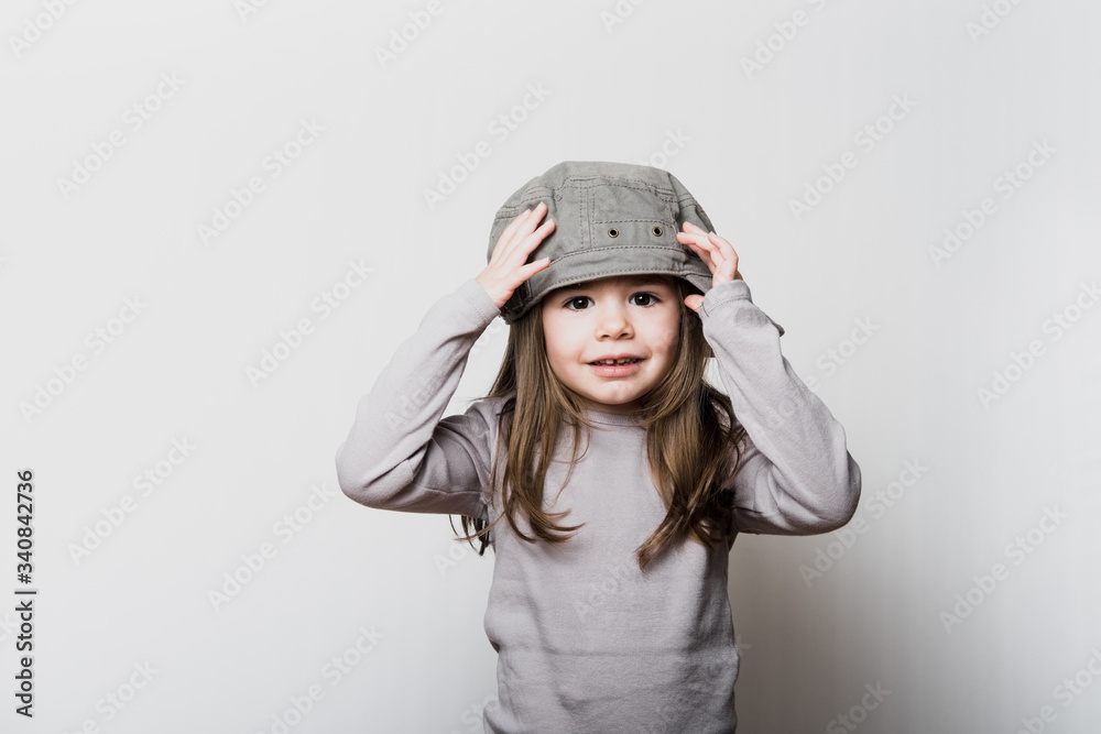 Une petite fille avec une casquette trop grande pour sa tête Stock Photo |  Adobe Stock