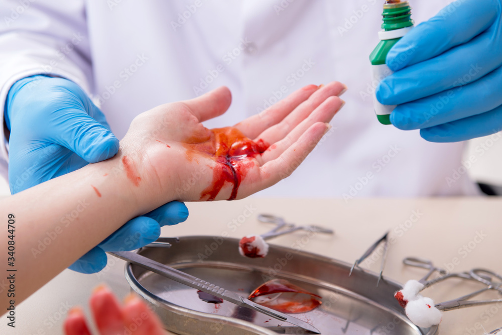 Hand injured woman visiting male doctor