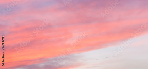 Abstrakter Natur Hintergrund Dramatischer Himmel mit orangefarbenen bunten Sonnenuntergang Wolken in der D  mmerung.