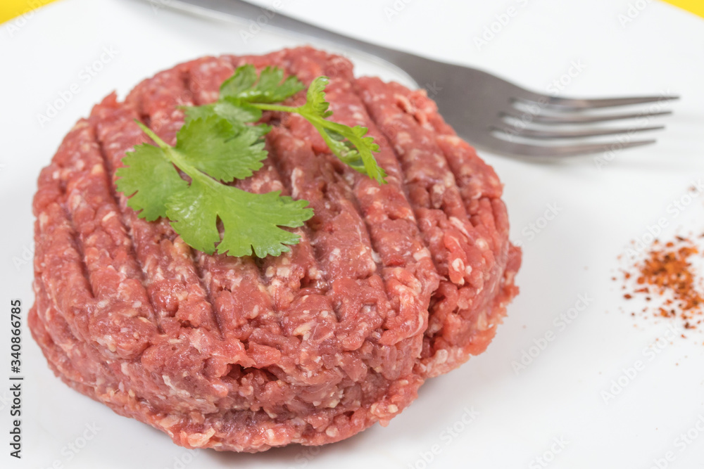 steak haché de boeuf cru sur un fond blanc steak haché de boeuf cru sur un fond blanc
