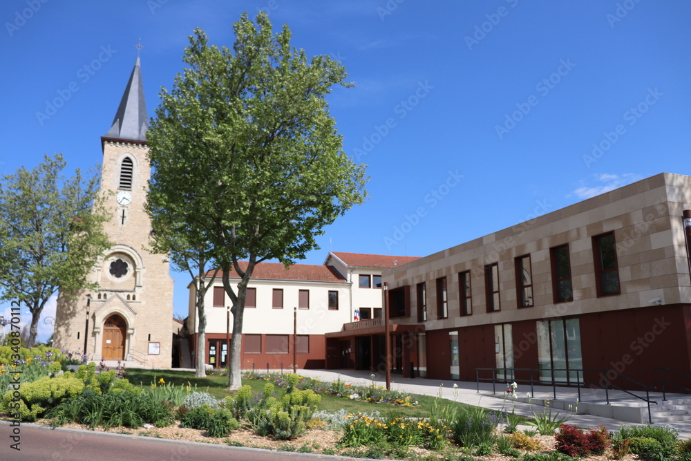 Eglise Saint Jacques et mairie du village de Corbas vues de l'extérieur - Ville de Corbas - Département du Rhône - France