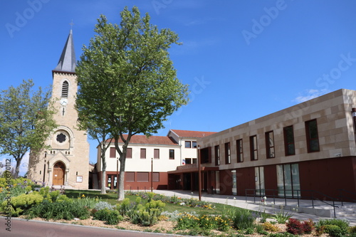 Eglise Saint Jacques et mairie du village de Corbas vues de l'extérieur - Ville de Corbas - Département du Rhône - France