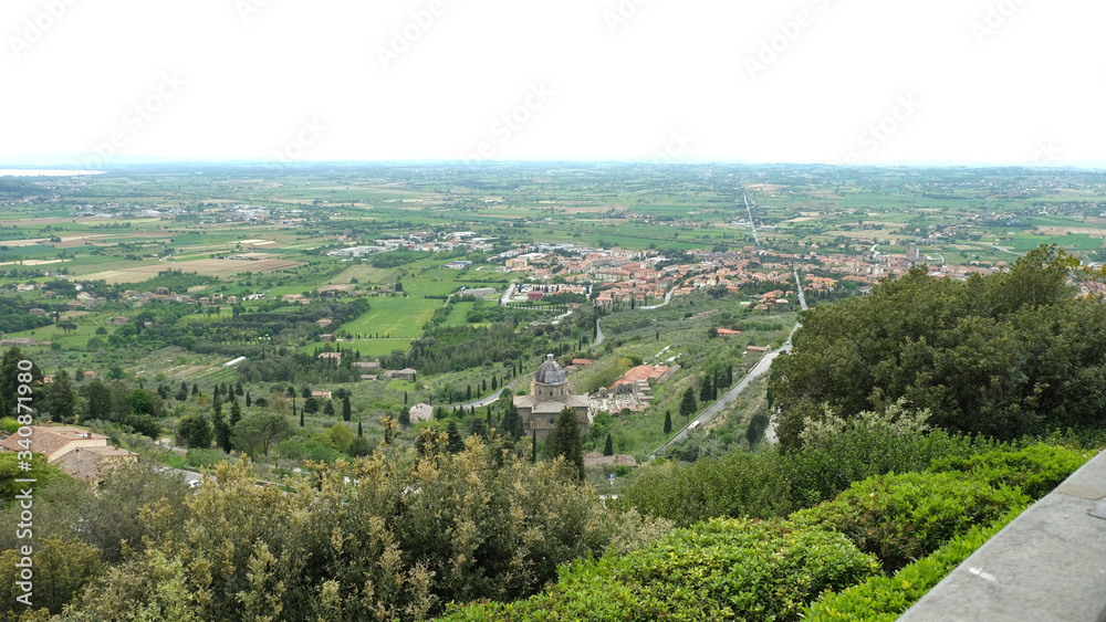 Obraz premium Panorama della campagna e dei centri abitati della Val di Chiana dal centro di Cortona, in provincia di Arezzo.