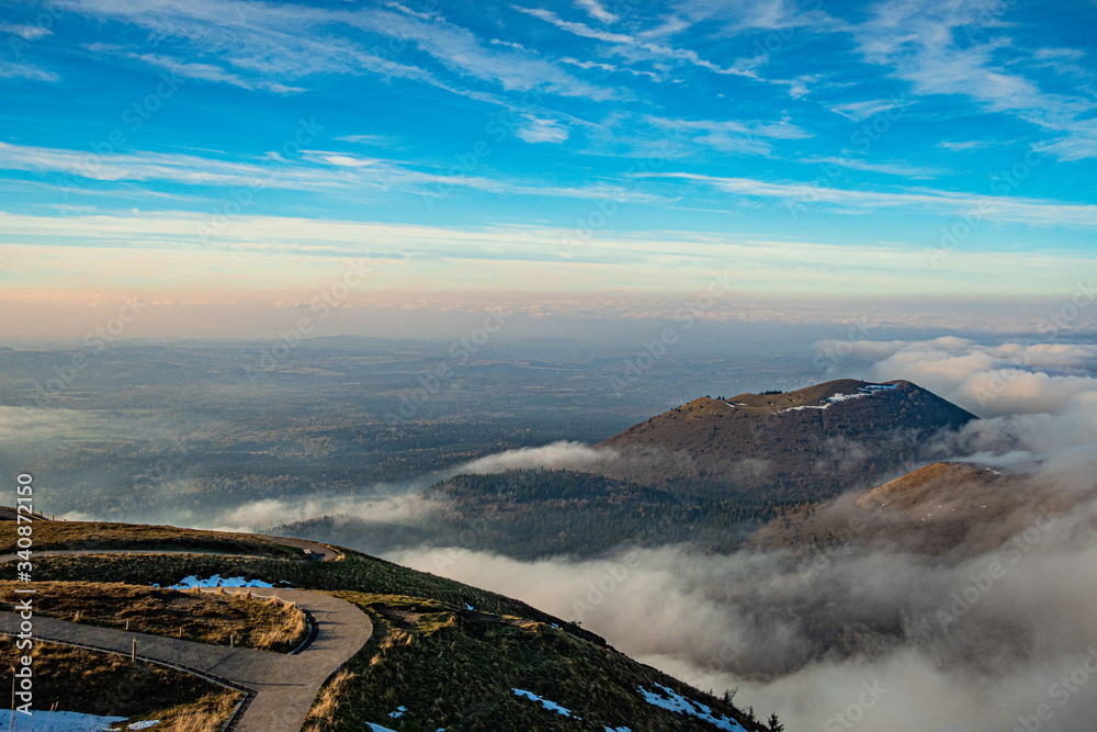 Naklejka premium Sunset on a sea of clouds