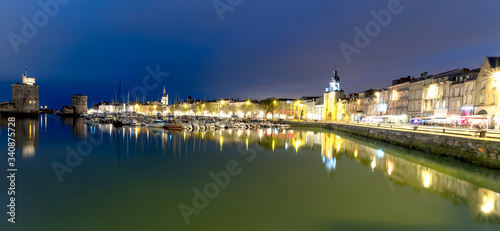 Panorama du port de la Rochelle de nuit