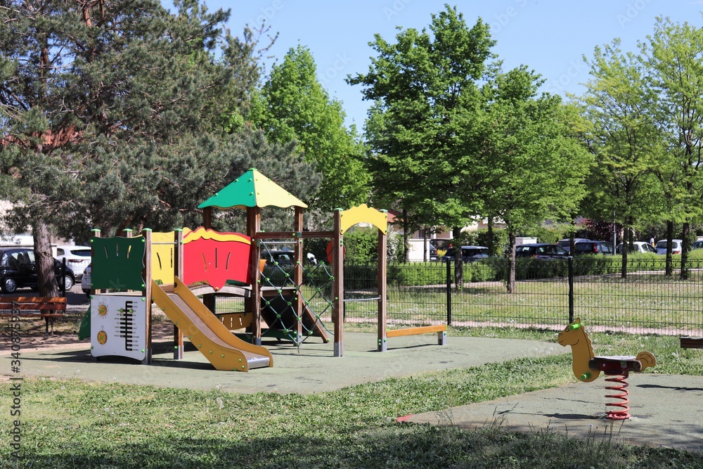 Jeux extérieurs pour enfants au parc Bourlione à Corbas - Ville de Corbas - Département du Rhône - France Jeux extérieurs pour enfants au parc Bourlione à Corbas - Ville de Corbas - Département du Rhône - France